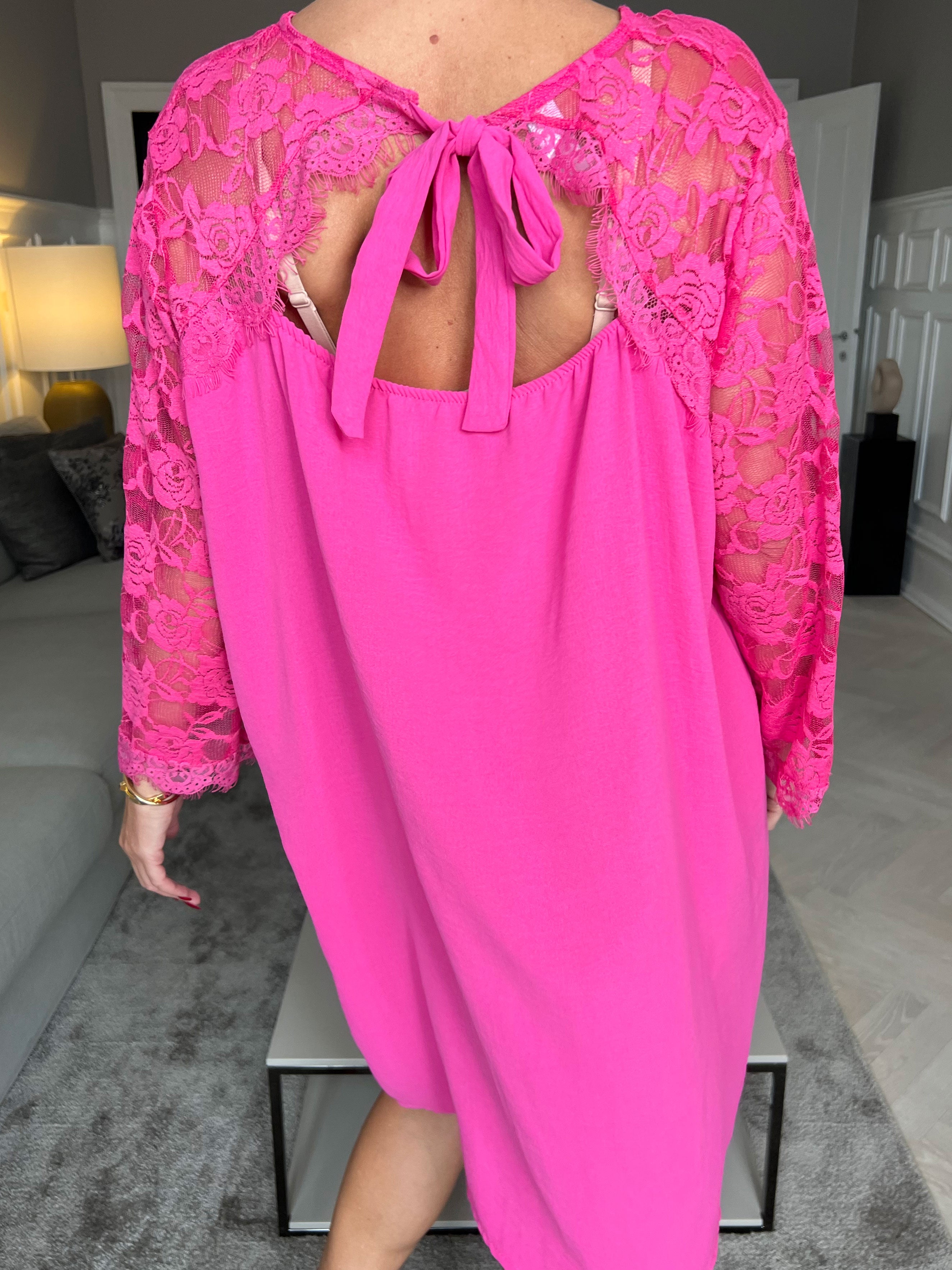 Nadine dress - Söt spetsklänning med rosett i ryggen